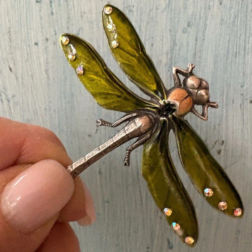 Green enamel dragonfly pin with rhinestones on its wing tips and peach body - Picture 11 of 11